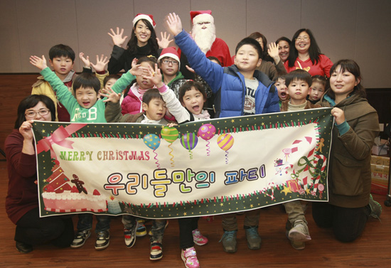 외국인들, 양육원생 산타 되다!
