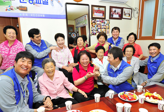 직원들, 릴레이 경로당 봉사활동