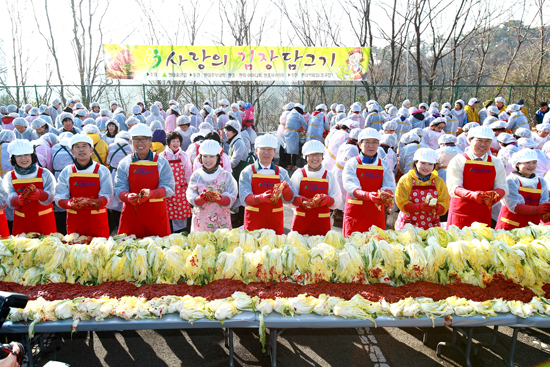 23년째 이어온 ‘사랑의 김장담그기’
